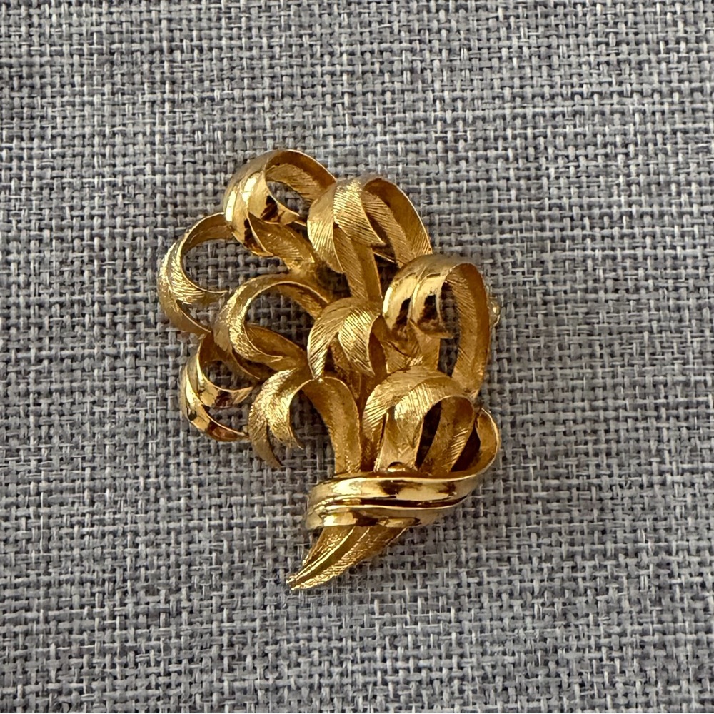 Vintage Lisner Curled Textured Ribbon Spray Gold Tone Brooch | Mid Century Pin